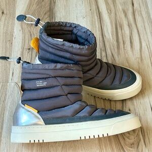 Oncept Lima Anthracite Puffer Slip On Winter Boot Metallic Silver, Gray Sz 6/5.5